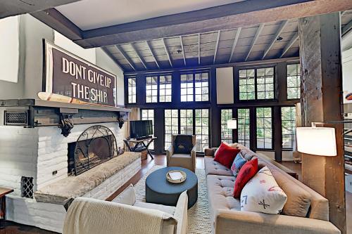 Dreamy Forest Cottage + Private Glamping Tent cottage - image 3