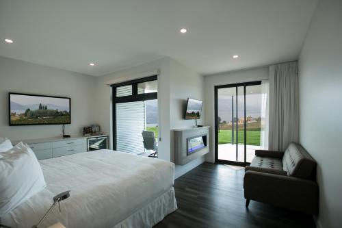 Suite with Mountain View
