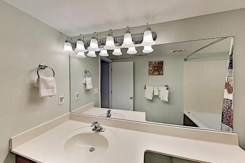 Luxe Creekside End Unit with Pool - Walk Downtown! condo - image 4