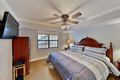 Luxe Creekside End Unit with Pool - Walk Downtown! condo - image 5