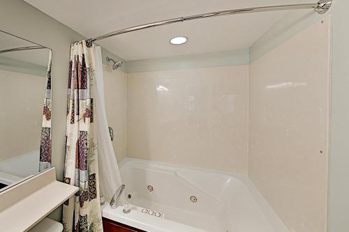 Luxe Creekside End Unit with Pool - Walk Downtown! condo - image 7