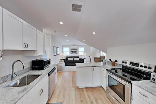Lavish Condo: Amazing Locale Near Dining & Beach condo - image 9