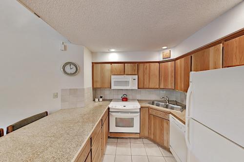 Breckenridge Condo with Pool Hot Tub & Slope Views condo - main image