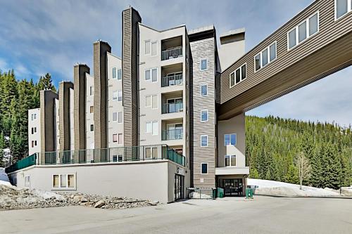 Ski-In/Ski-Out Condo: Balcony Fireplace & Hot Tub condo - image 3