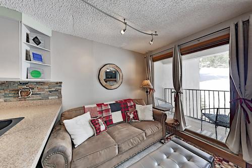 Ski-In/Ski-Out Condo: Balcony Fireplace & Hot Tub condo - image 4