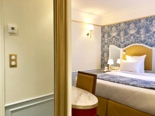 room detail thumbnail 2
