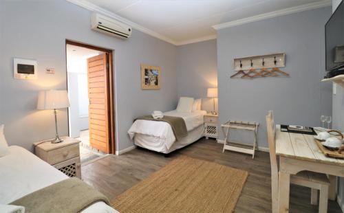 1 queen bed, 1 twin bed