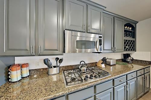 2-Unit Bear Hollow Village Retreat with Hot Tub townhouse - image 5