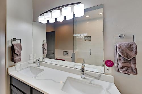 2-Unit Bear Hollow Village Retreat with Hot Tub townhouse - image 10