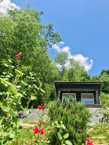 LaPauseEnSoi Cabanes vue Pyrénées & jacuzzi privatif gîte à louer Clarac