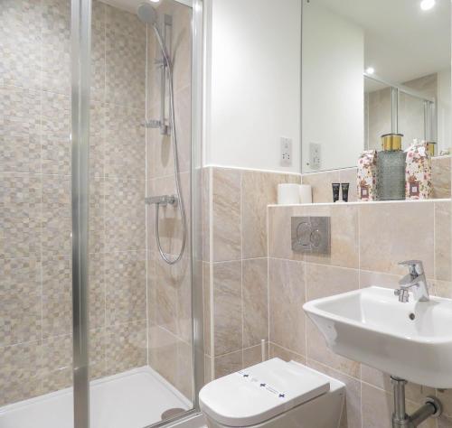 Tudors eSuites Apartment with 3 Beds Balcony & Private Parking