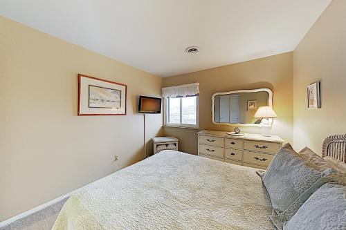 Canal-Front Retreat with Pool & Docking Near Beach condo - image 5
