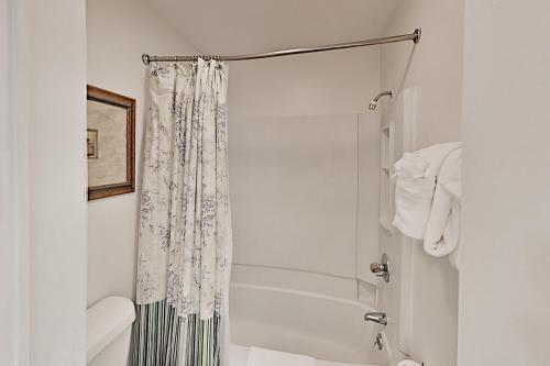 Walk to Beach! Sunlit Getaway with Pools & Tennis condo - image 9