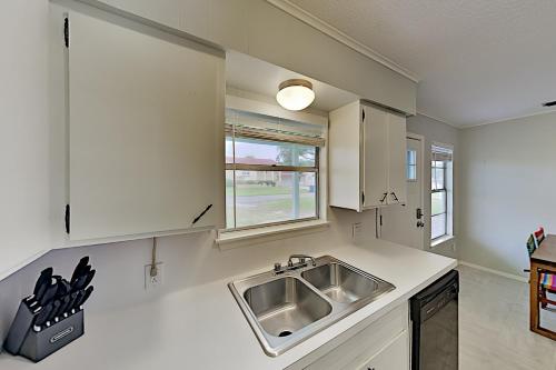 Rockport Beach Club – Walk to the Beach! Duplex - image 5
