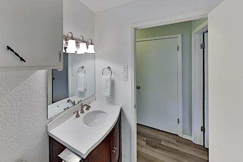 Rockport Beach Club – Walk to the Beach! Duplex - image 7