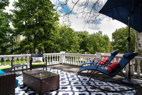 Erkély/terasz, The Nordic Pineapple Bed and Breakfast in Dewitt