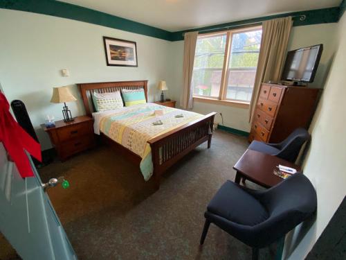 1 queen bed, 1 double bed