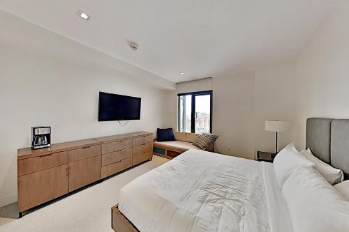 Ski-In Ski-Out Dream with Resort Pool & Luxe Perks condo - main image
