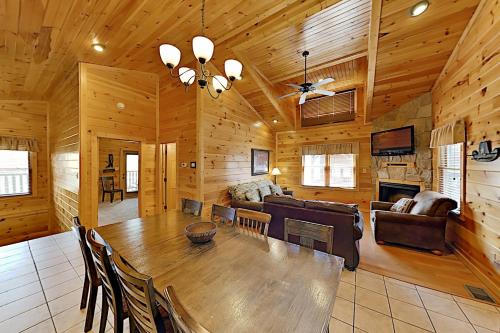 Gatlinburg Falls Cabin with Hot Tub & Big Views! cabin - image 5