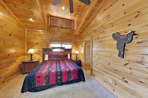 Gatlinburg Falls Cabin with Hot Tub & Big Views! cabin - image 8