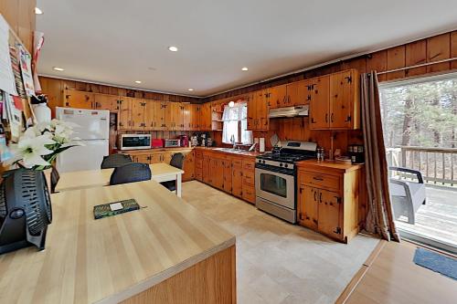 Forest Retreat with Fireplace - By the Beach home - image 7