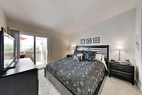 Monarch Vista: Updated Retreat w/ Pool & Spa condo - image 7