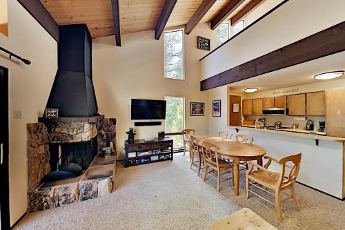 Henry’s Tahoe Hideaway w/ Pool Sauna & Tennis condo - image 3