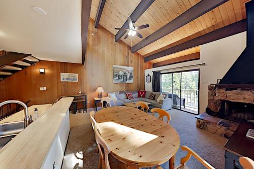 Henry’s Tahoe Hideaway w/ Pool Sauna & Tennis condo - image 4