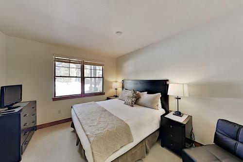 Slopeside Condo: Hot Tub Walk to Lifts & Village! condo - image 9