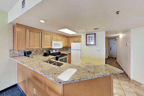 Beachfront Grande Cayman with Pools Gym & Waterpark condo - image 7