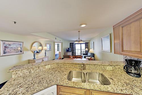 Beachfront Grande Cayman with Pools Gym & Waterpark condo - image 8
