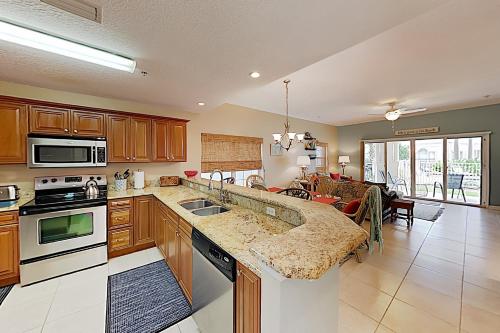 Sunny Poolside Condo with Hot Tub & Beach Access condo - image 9
