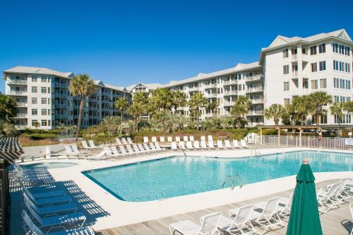 Coligny Plaza Condo with Rooftop Pool Walk to Beach condo - image 3