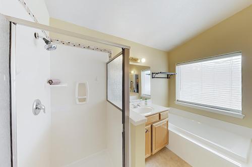 New Listing! Adventurer’s Getaway w/ Hot Tub home - image 5