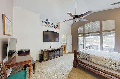 New Listing! Adventurer’s Getaway w/ Hot Tub home - image 7