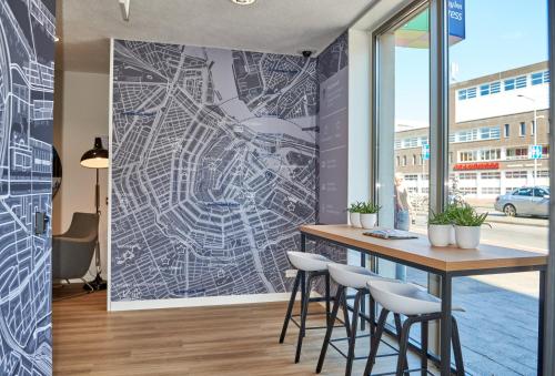 Holiday Inn Express Amsterdam - City Hall an IHG Hotel - image 2