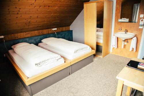 2 twin beds