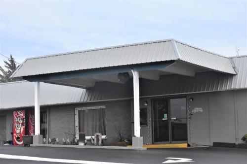 Blue Coast Inn & Suites - image 13