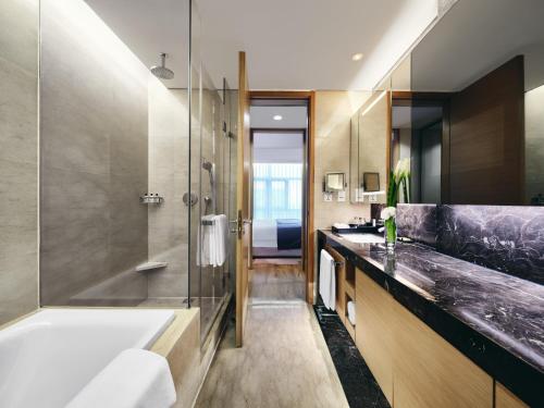 Grand ParcVue Hotel Residence Chengdu Room Type - Deluxe King Size Room
