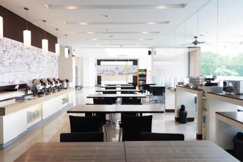 Restaurant, LYNN Hotel Serang in Banten