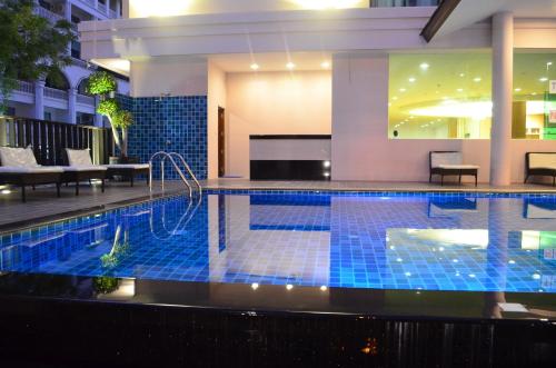 Swimming pool, Tevan Jomtien Hotel Pattaya near Boon Kanjanaraam Temple