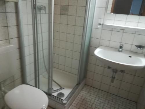 Shower, Ferienwohnung Ziegelbergblick in Jockgrim