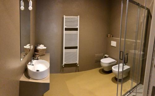 Double Room with Balcony image 8