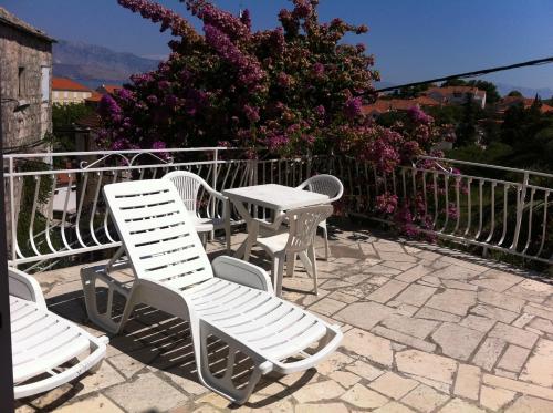 beranda/teres, Central Studio Apartments & Dormitory Rooms in Brac Island