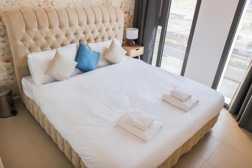 Signature Holiday Homes - Brand New 1BHK in Hayat Boulevard