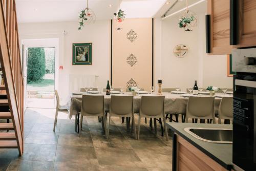 Zythogite, 23 personnes, 9 chambres, 6 salles de bain, bbq, jacuzzi, jardin, billard in Tintigny