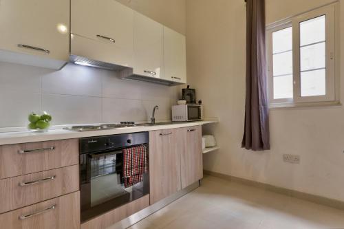 Charming Valletta 1 bedroom apartment off Republic Street sleeps 4, Valletta (Foto 6)
