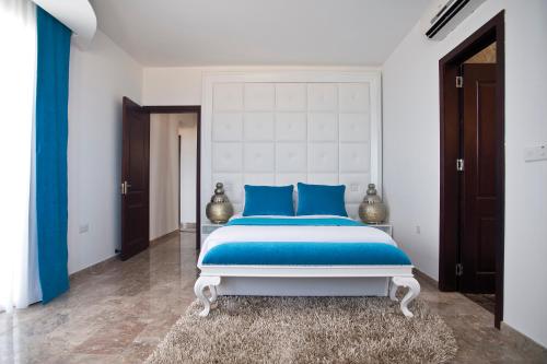 Four-Bedroom Villa with Sea View and Private Pool image 10