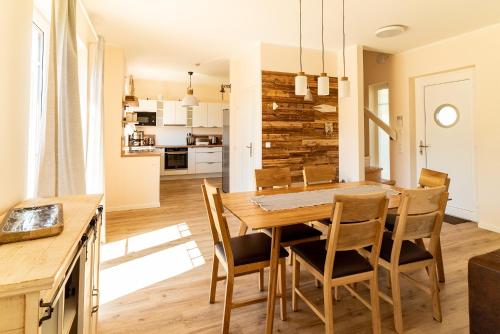 บริการและสิ่งอำนวยความสะดวก, Luxusferienhaus Fuchsbau - mit Netflix, PlayStation, Sauna, Sportraum und Kamin near สนามบินเฮริงสดอร์ฟ