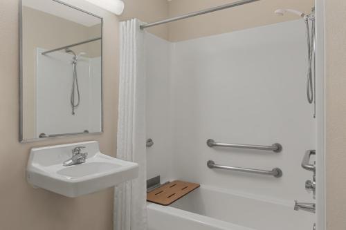 Queen Room with Mobility Accessible Tub - Non-Smoking